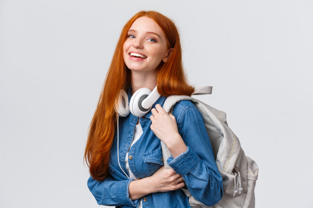 vida-universitaria-estilo-de-vida-moderno-e-conceito-de-educacao-aluna-ruiva-bonita-alegre-com-cabelo-comprido-sexy-usando-fones-de-ouvido-no-pescoco-mochila-camera-sorridente-1024x683 Vestibular UCS 2025: Inscrição, Provas, Cursos e Nota de Corte 