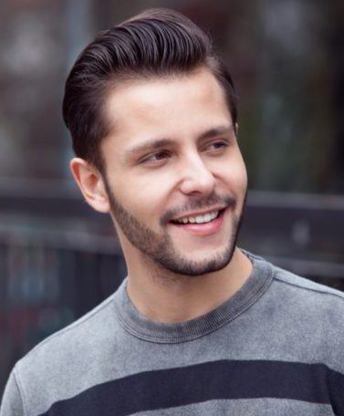 conheca-o-quiff-um-topete-com-charme-discreto-377x456-1 Corte de Cabelo Masculino 2024: Moda