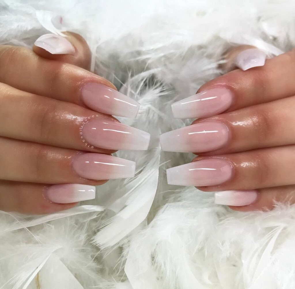 cfc3e73fd970cfd43c4b4d35ed2f84ba-1024x1004 Unhas Decoradas Brancas 2024 - Tendências, Dicas