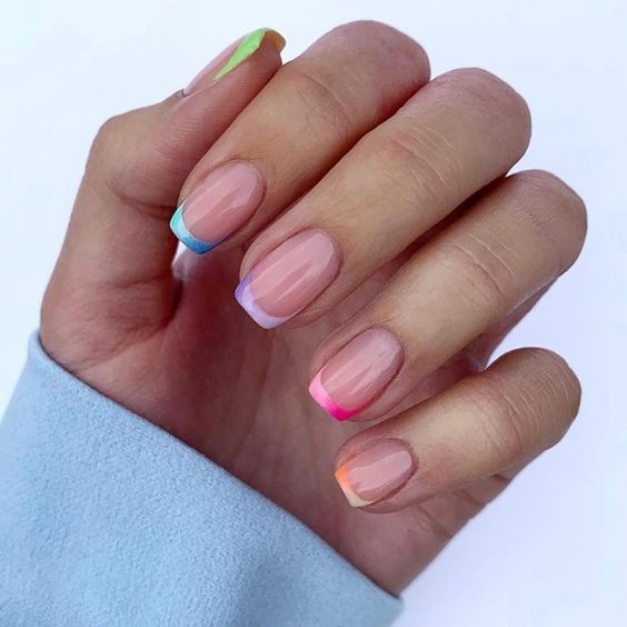 francesinhas-coloridas-6 Unhas Decoradas Brancas 2024 - Tendências, Dicas