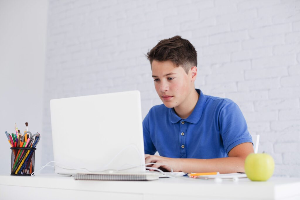 cara-seria-estudando-com-laptop-na-mesa-scaled-1-1024x683 Vestibular UFSM 2025: Inscrição, Provas, Cursos e Nota de Corte