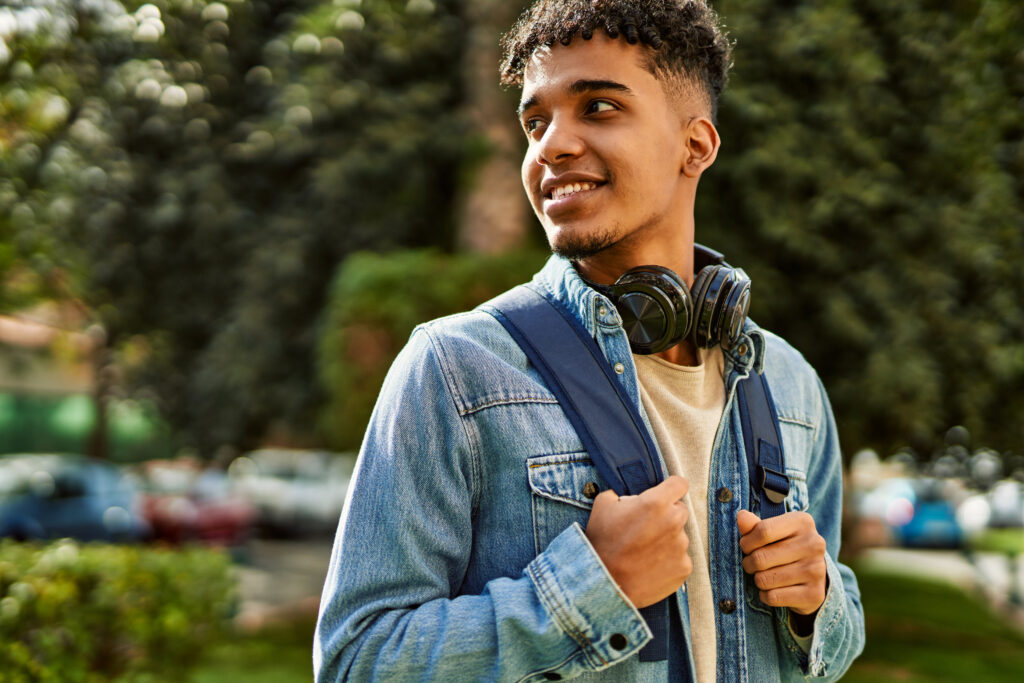 hispanic-young-man-smiling-wearing-headphones-university-campus-2-1024x683 Vestibular FAMEMA 2025: Cursos, Inscrição e Prazos
