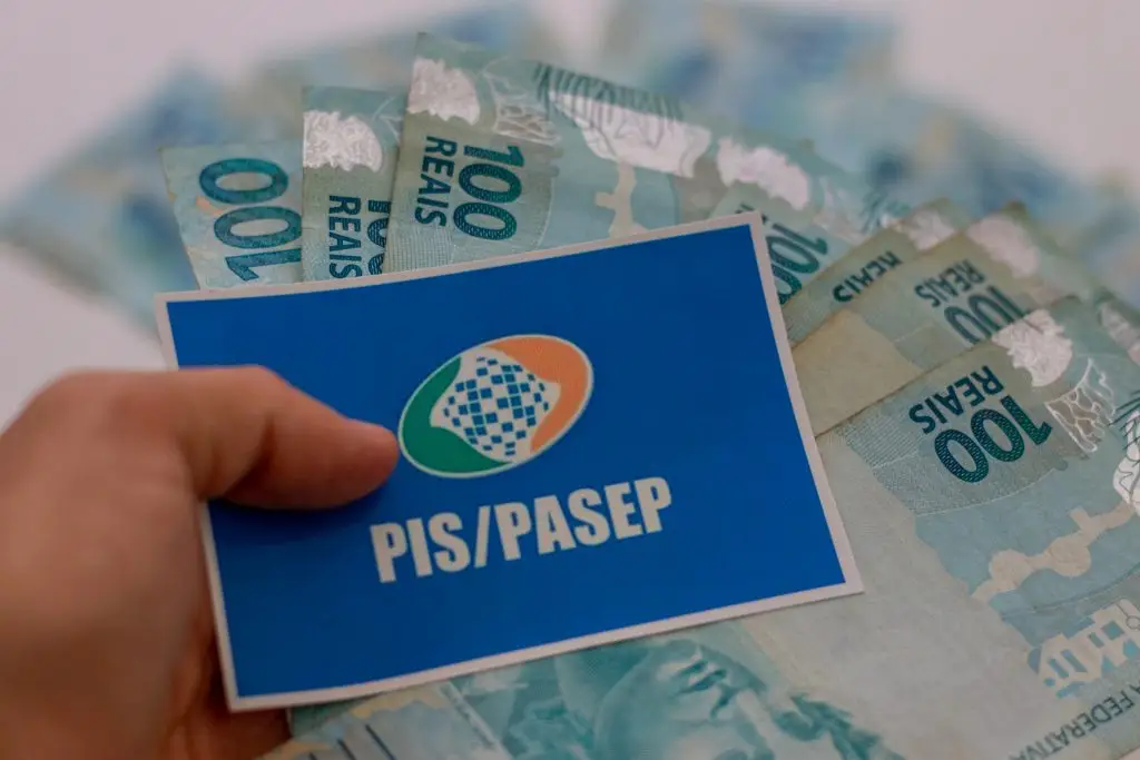 PISPasep-2024-veja-4-diferentes-formas-de-sacar-o-beneficio-1024x683-1-1 PIS/PASEP: É Possível Antecipar o Saque? Saiba Como Emitir o Cartão Cidadão para Acessar Seu Benefício